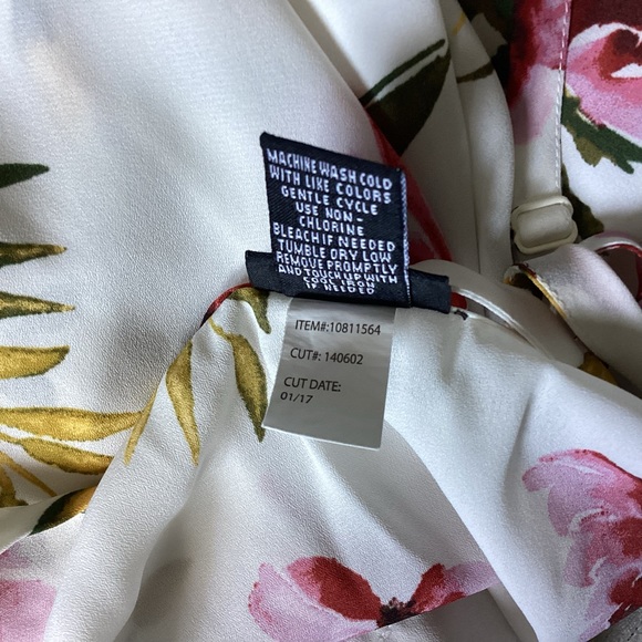 Torrid Floral Print Challis Cami Woman’s 1X Sharkbite Hem Cream & Pink Color - Picture 6 of 8